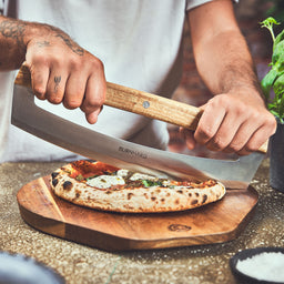 Tafereel Pizza wordt gesneden met een pizzames 945787 , 946692