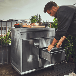 946338 De lade van de barbecuescène wordt gevuld
