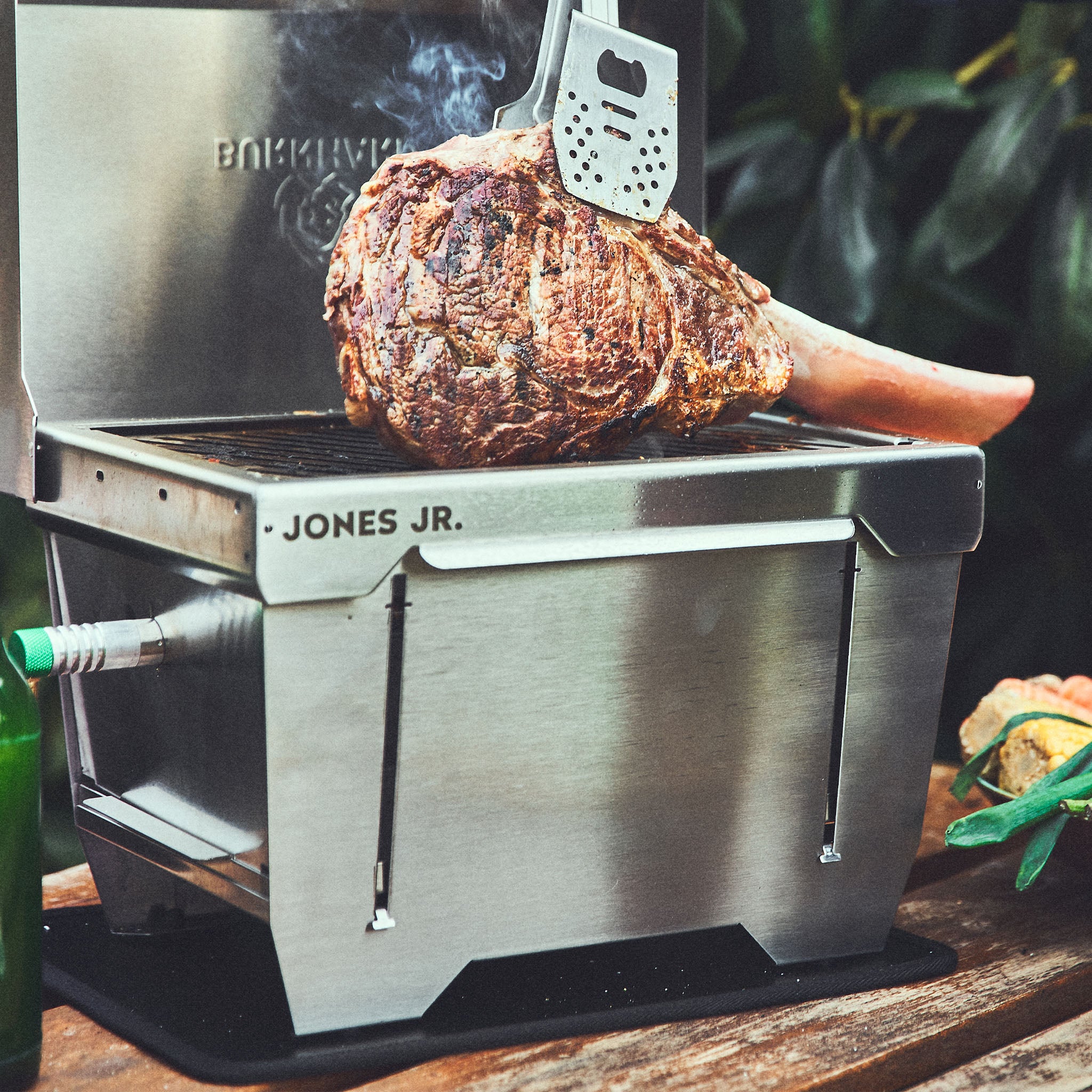 Vlees wordt gegrild op de campingbarbecue