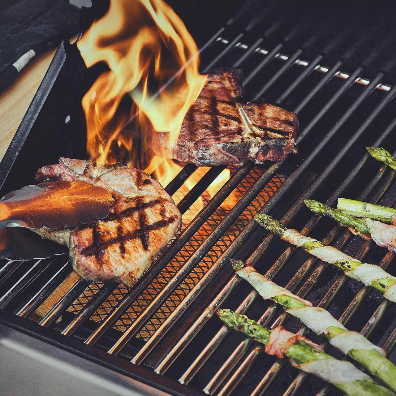 Fleisch grillen auf Edelstahl Grillrosten_943614_943615_943616_944276