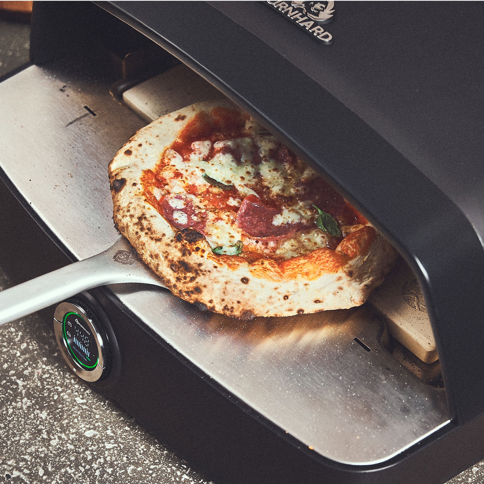 Pizza is gemakkelijk te verplaatsen in de oven dankzij het extra lange inleggedeelte